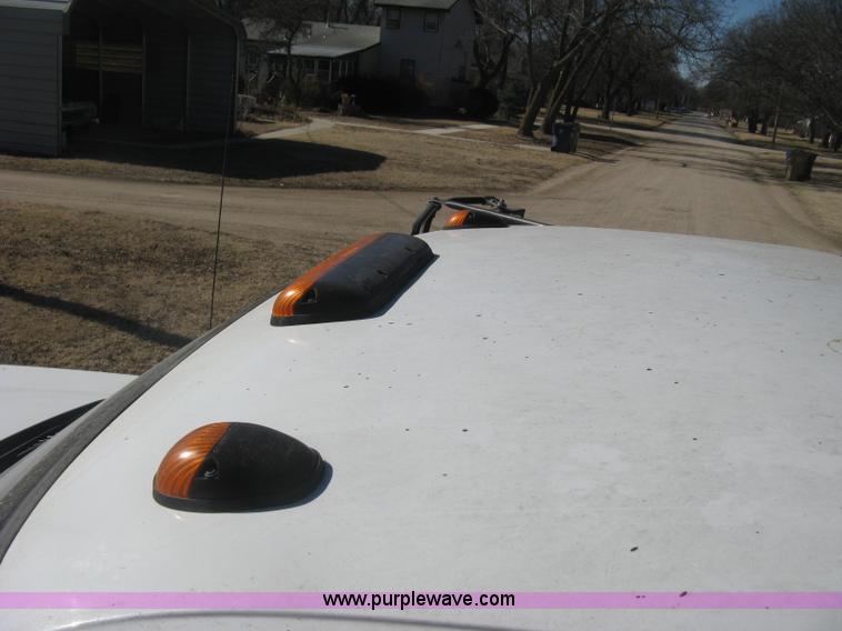 image for item J2941 2003 Chevrolet Silverado 3500 flatbed pickup truck