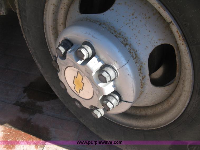 image for item J2941 2003 Chevrolet Silverado 3500 flatbed pickup truck