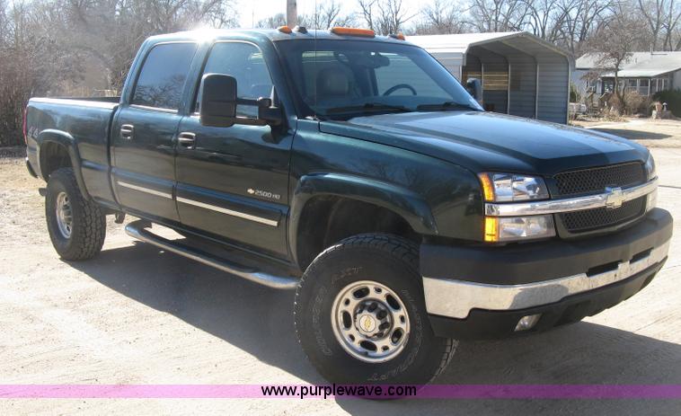 image for item J2942 2004 Chevrolet Silverado 2500HD LT Crew Cab pickup truck