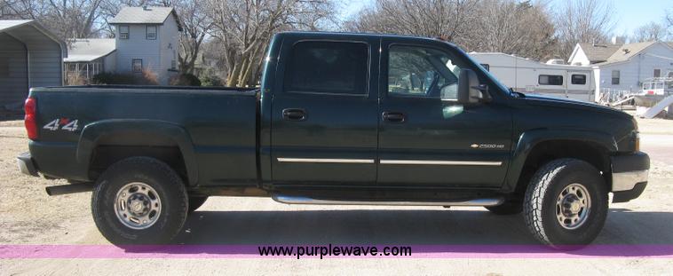 image for item J2942 2004 Chevrolet Silverado 2500HD LT Crew Cab pickup truck