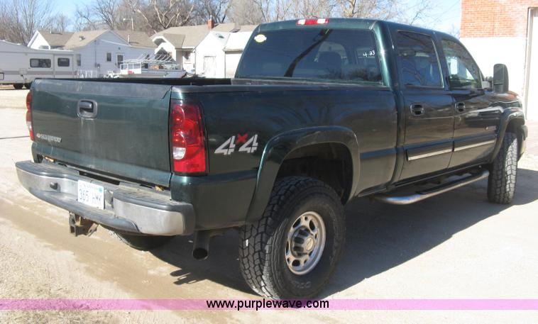 image for item J2942 2004 Chevrolet Silverado 2500HD LT Crew Cab pickup truck