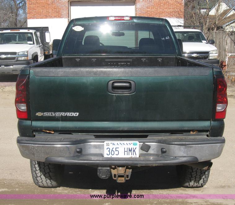 image for item J2942 2004 Chevrolet Silverado 2500HD LT Crew Cab pickup truck