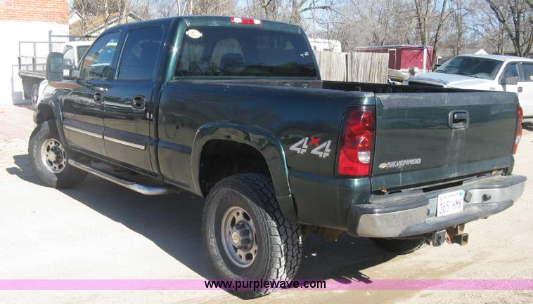 image for item J2942 2004 Chevrolet Silverado 2500HD LT Crew Cab pickup truck
