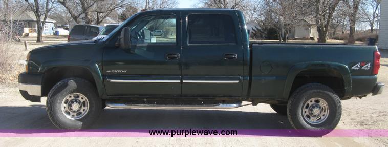 image for item J2942 2004 Chevrolet Silverado 2500HD LT Crew Cab pickup truck
