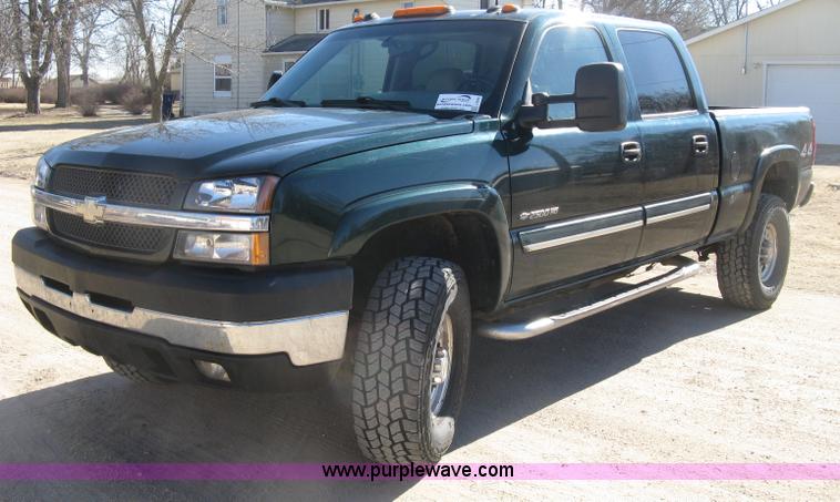 image for item J2942 2004 Chevrolet Silverado 2500HD LT Crew Cab pickup truck