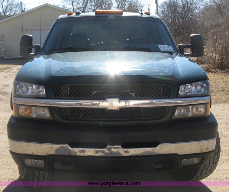 image for item J2942 2004 Chevrolet Silverado 2500HD LT Crew Cab pickup truck