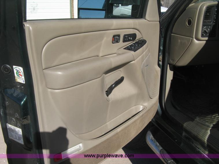 image for item J2942 2004 Chevrolet Silverado 2500HD LT Crew Cab pickup truck