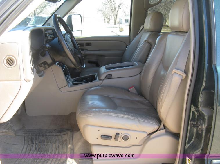 image for item J2942 2004 Chevrolet Silverado 2500HD LT Crew Cab pickup truck