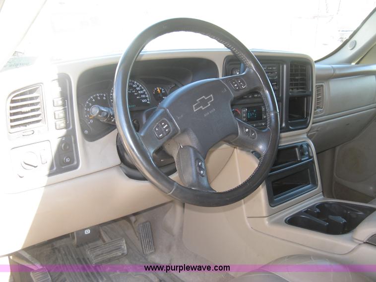 image for item J2942 2004 Chevrolet Silverado 2500HD LT Crew Cab pickup truck