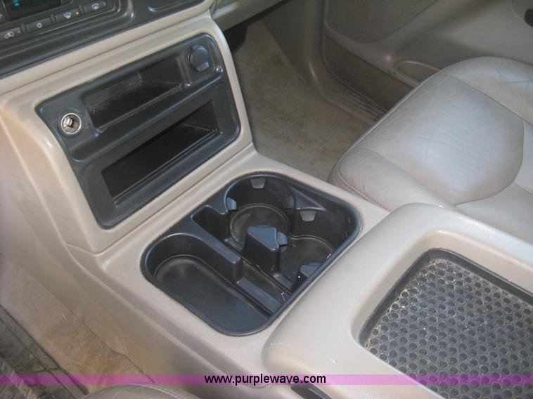 image for item J2942 2004 Chevrolet Silverado 2500HD LT Crew Cab pickup truck