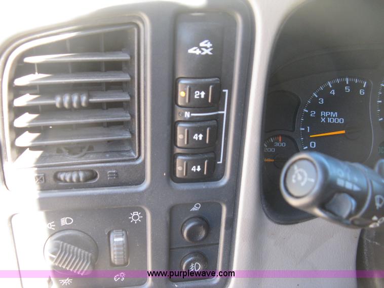 image for item J2942 2004 Chevrolet Silverado 2500HD LT Crew Cab pickup truck