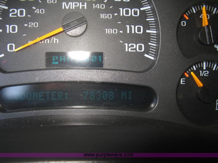 image for item J2942 2004 Chevrolet Silverado 2500HD LT Crew Cab pickup truck