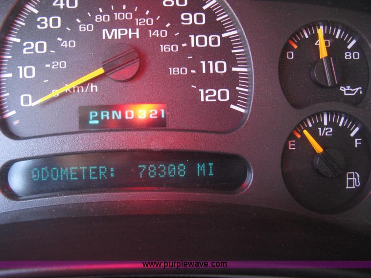 image for item J2942 2004 Chevrolet Silverado 2500HD LT Crew Cab pickup truck