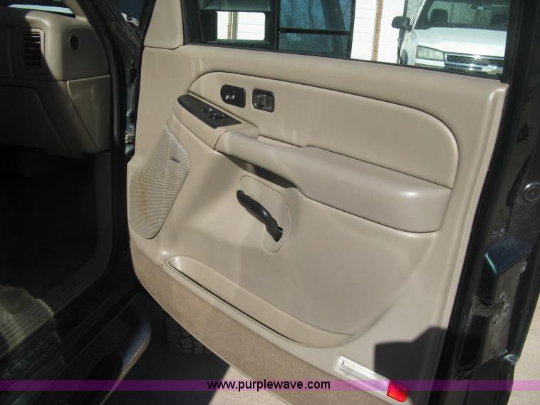 image for item J2942 2004 Chevrolet Silverado 2500HD LT Crew Cab pickup truck