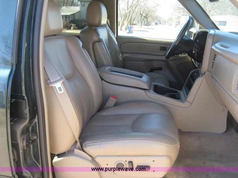 image for item J2942 2004 Chevrolet Silverado 2500HD LT Crew Cab pickup truck