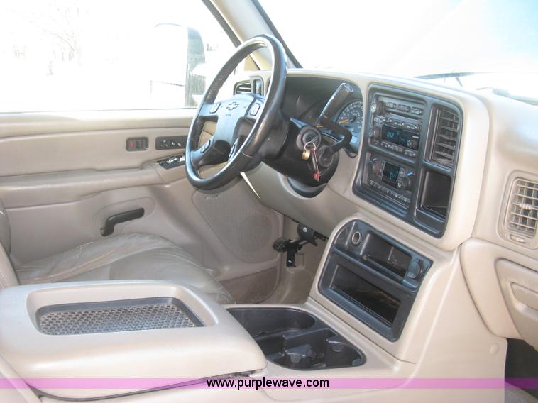 image for item J2942 2004 Chevrolet Silverado 2500HD LT Crew Cab pickup truck