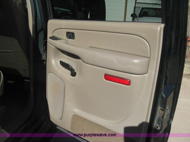 image for item J2942 2004 Chevrolet Silverado 2500HD LT Crew Cab pickup truck