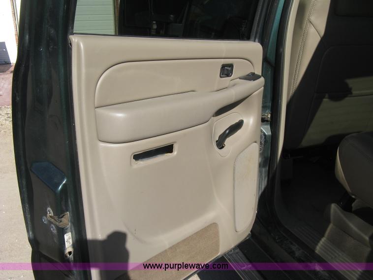 image for item J2942 2004 Chevrolet Silverado 2500HD LT Crew Cab pickup truck