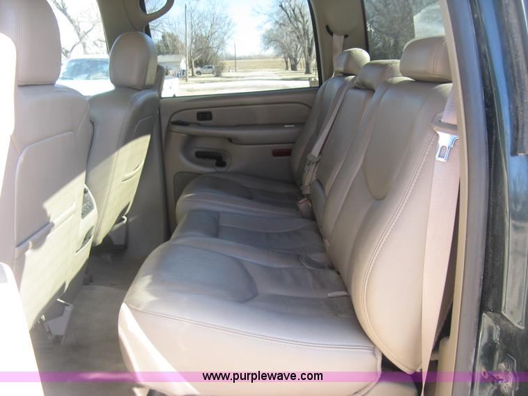 image for item J2942 2004 Chevrolet Silverado 2500HD LT Crew Cab pickup truck