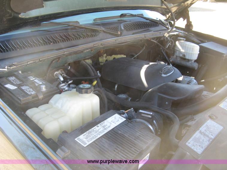 image for item J2942 2004 Chevrolet Silverado 2500HD LT Crew Cab pickup truck