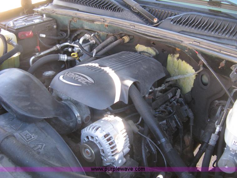 image for item J2942 2004 Chevrolet Silverado 2500HD LT Crew Cab pickup truck