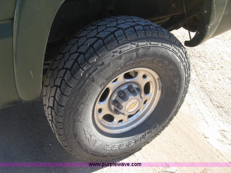 image for item J2942 2004 Chevrolet Silverado 2500HD LT Crew Cab pickup truck