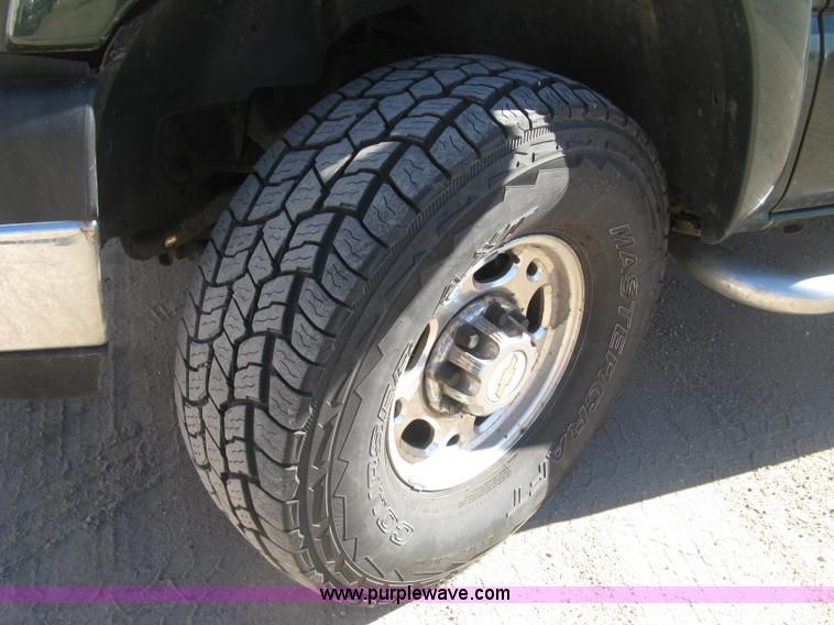 image for item J2942 2004 Chevrolet Silverado 2500HD LT Crew Cab pickup truck