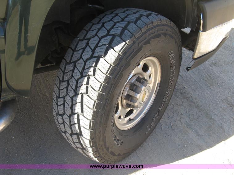 image for item J2942 2004 Chevrolet Silverado 2500HD LT Crew Cab pickup truck