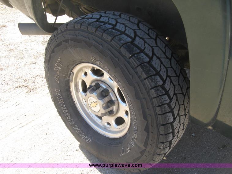 image for item J2942 2004 Chevrolet Silverado 2500HD LT Crew Cab pickup truck