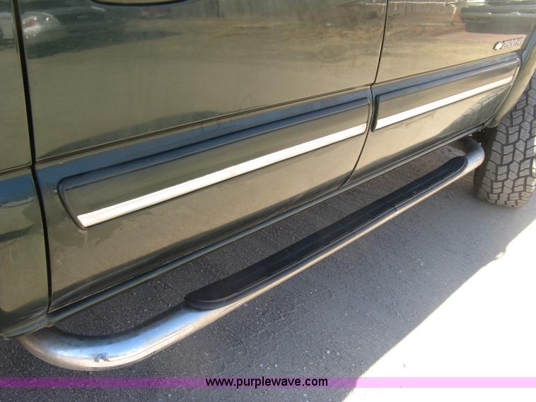 image for item J2942 2004 Chevrolet Silverado 2500HD LT Crew Cab pickup truck