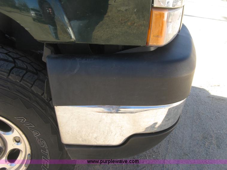 image for item J2942 2004 Chevrolet Silverado 2500HD LT Crew Cab pickup truck