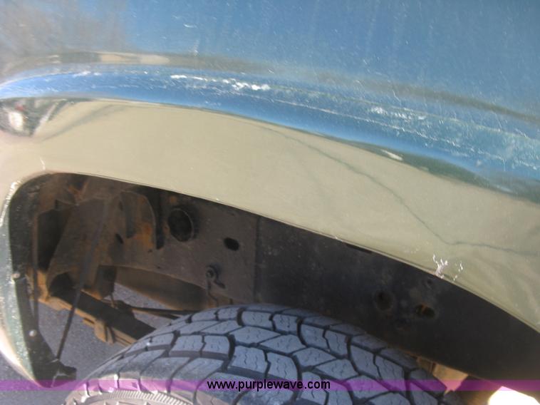 image for item J2942 2004 Chevrolet Silverado 2500HD LT Crew Cab pickup truck