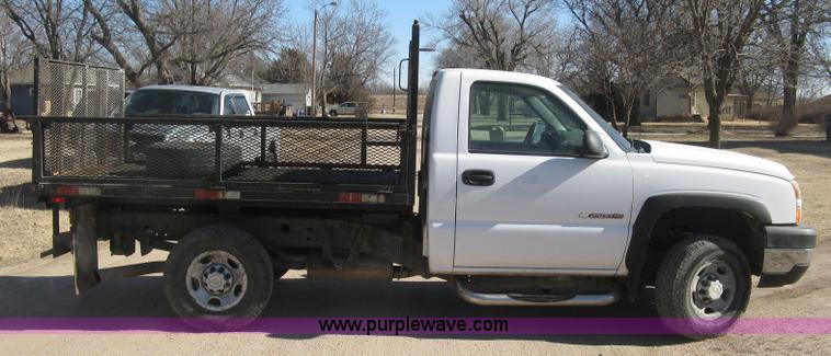 image for item J2943 2006 Chevrolet Silverado 2500HD flatbed pickup truck