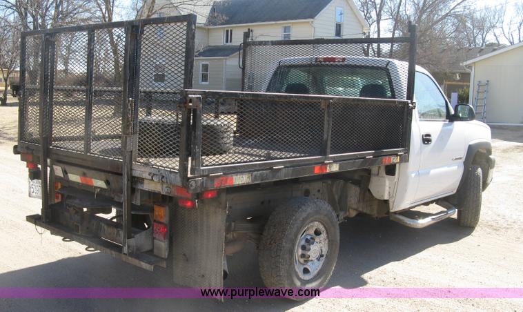 image for item J2943 2006 Chevrolet Silverado 2500HD flatbed pickup truck