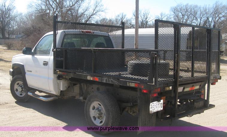 image for item J2943 2006 Chevrolet Silverado 2500HD flatbed pickup truck