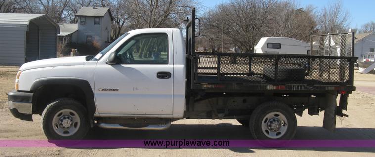 image for item J2943 2006 Chevrolet Silverado 2500HD flatbed pickup truck