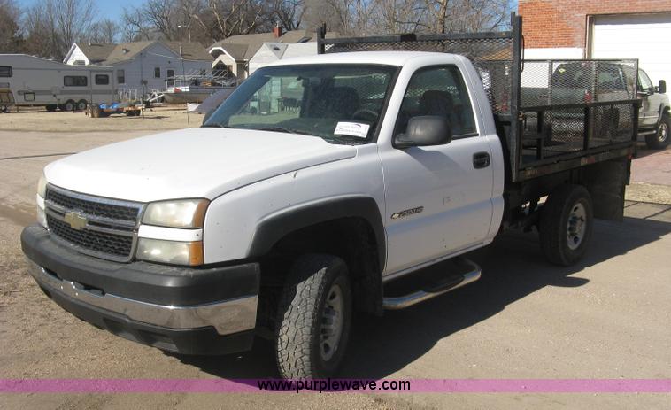 image for item J2943 2006 Chevrolet Silverado 2500HD flatbed pickup truck