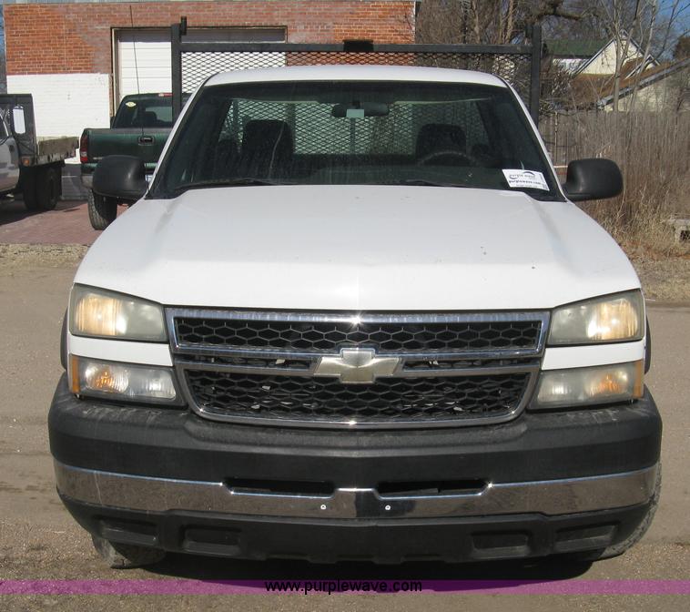 image for item J2943 2006 Chevrolet Silverado 2500HD flatbed pickup truck