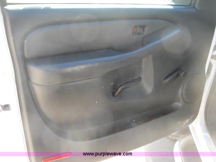 image for item J2943 2006 Chevrolet Silverado 2500HD flatbed pickup truck