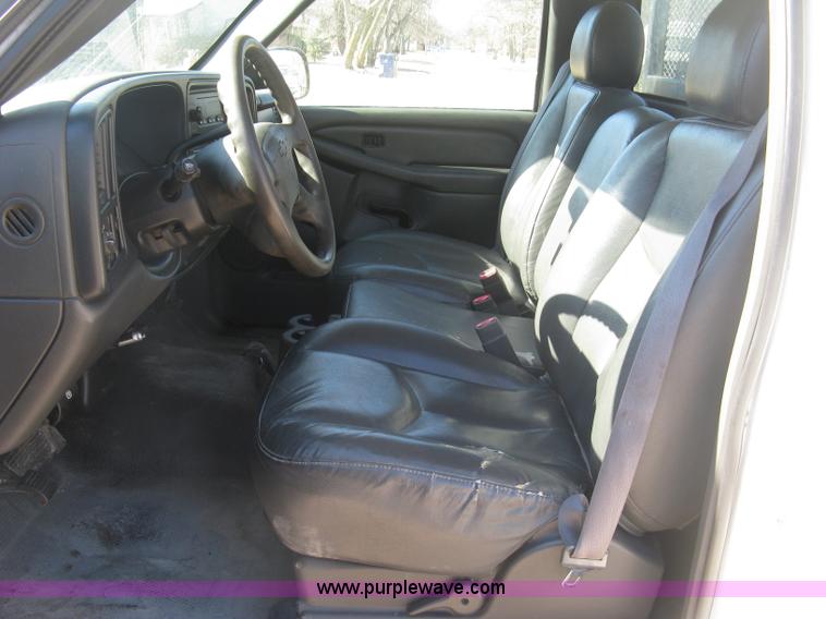 image for item J2943 2006 Chevrolet Silverado 2500HD flatbed pickup truck