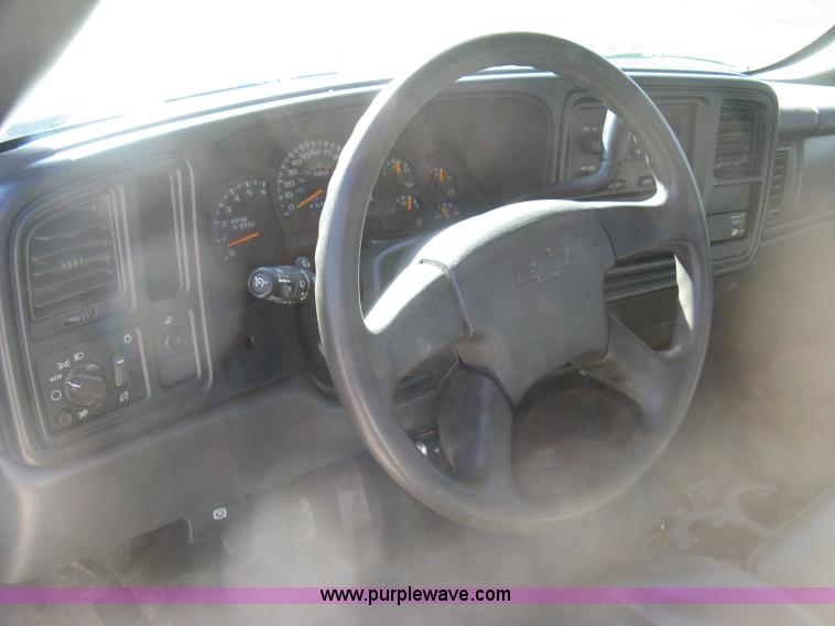 image for item J2943 2006 Chevrolet Silverado 2500HD flatbed pickup truck