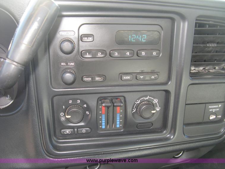 image for item J2943 2006 Chevrolet Silverado 2500HD flatbed pickup truck