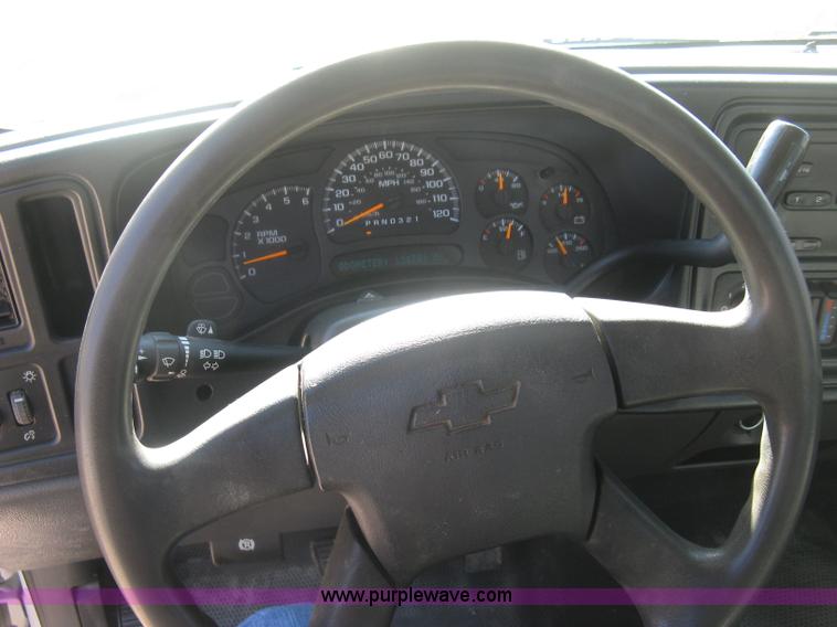 image for item J2943 2006 Chevrolet Silverado 2500HD flatbed pickup truck