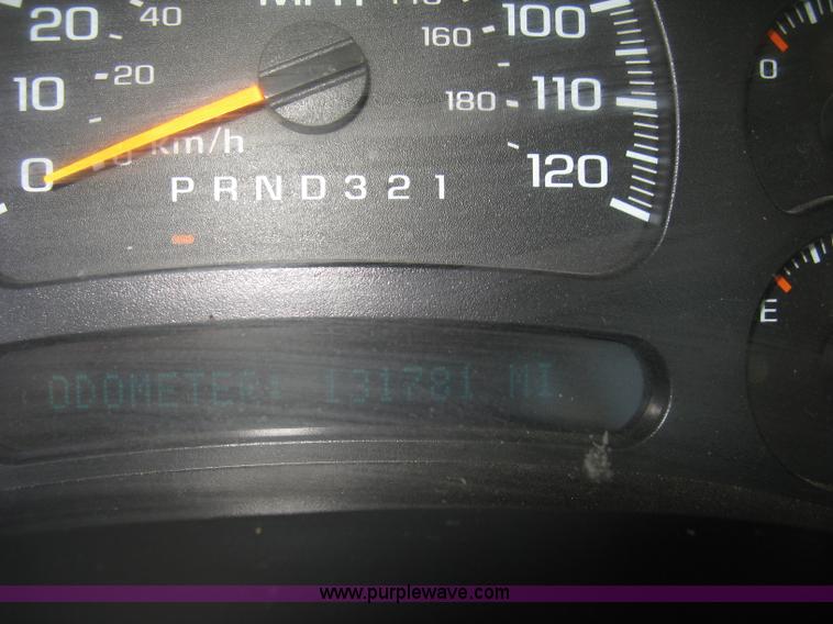 image for item J2943 2006 Chevrolet Silverado 2500HD flatbed pickup truck