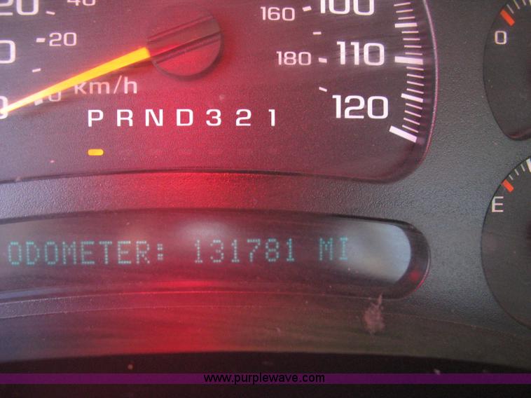 image for item J2943 2006 Chevrolet Silverado 2500HD flatbed pickup truck