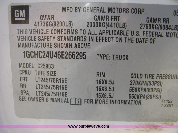 image for item J2943 2006 Chevrolet Silverado 2500HD flatbed pickup truck