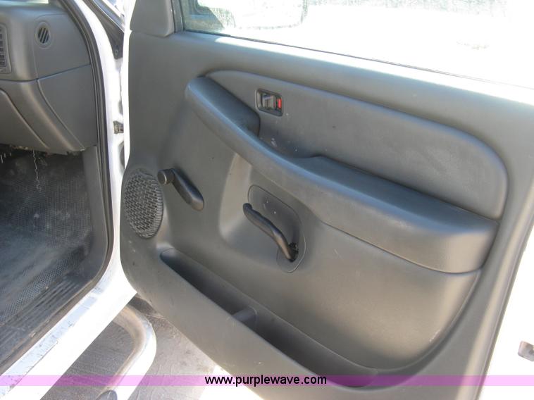 image for item J2943 2006 Chevrolet Silverado 2500HD flatbed pickup truck