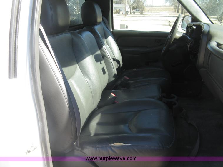 image for item J2943 2006 Chevrolet Silverado 2500HD flatbed pickup truck