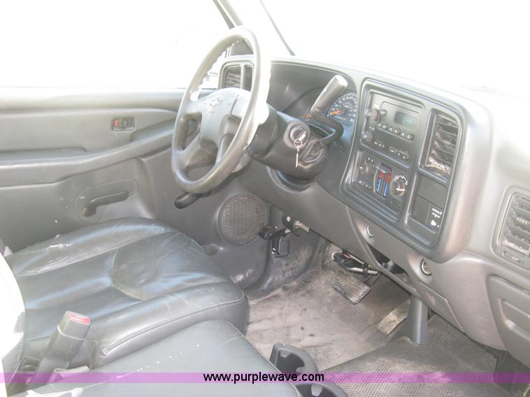 image for item J2943 2006 Chevrolet Silverado 2500HD flatbed pickup truck