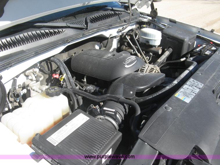 image for item J2943 2006 Chevrolet Silverado 2500HD flatbed pickup truck